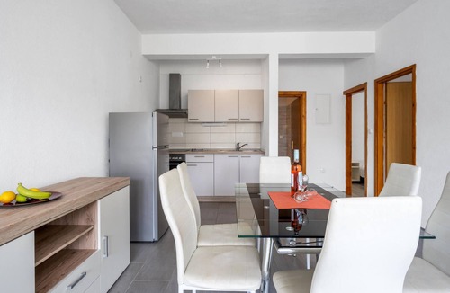 Susica Apartment | Beautiful apartment in Murter with swimming pool