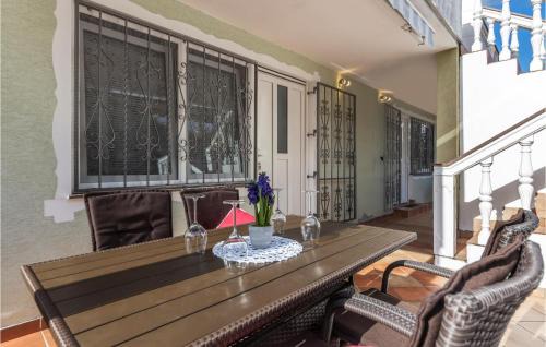 Pavicini Apartment | Beautiful Apartment In Pavicini With Wifi