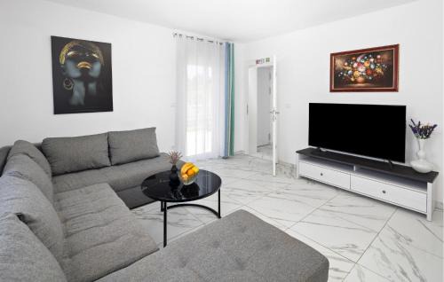 Murine Apartment | Beautiful Apartment In Umag With Wifi