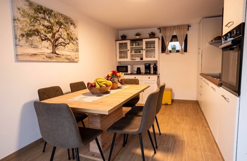 Karlovac House | Beautiful Holiday Home in Jaskovo - One Bedroom House