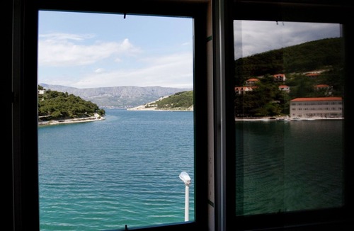 Pucisca House | Beautiful holiday home on the island Brac, with the sea and a small beach in front of the door!