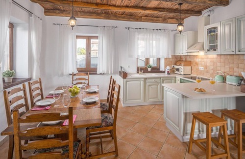 Cabrunici House | Beautiful home in Cabrunici with WiFi