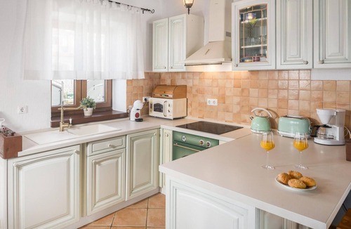 Cabrunici House | Beautiful home in Cabrunici with WiFi