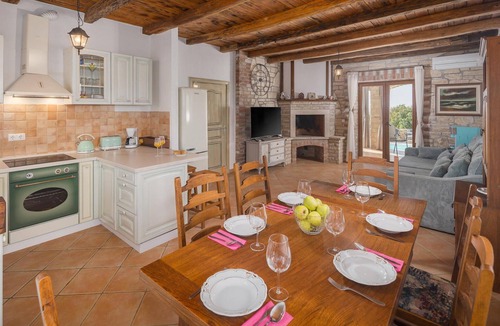Cabrunici House | Beautiful home in Cabrunici with WiFi