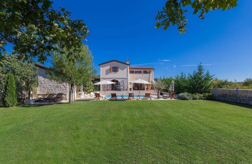 Cabrunici Villa | Beautiful private villa for 8 guests with WIFI, A/C, private pool, TV, terrace and pets allowed