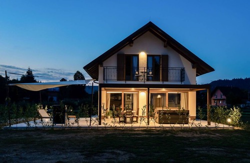 Lic House | Beautiful private villa for 4 guests with hot tub, A/C, WIFI, TV, terrace and pets allowed