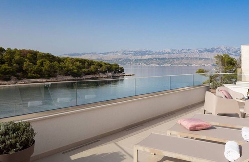 Splitska Villa | Beautiful private villa for 12 people with A/C, WIFI, private pool, TV, terrace and pets allowed