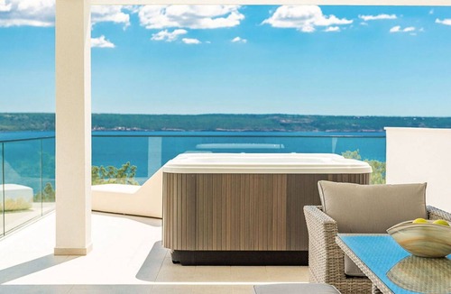 Maslenica Villa | Beautiful private villa for 8 guests with private pool, A/C, WIFI, hot tub, TV and terrace