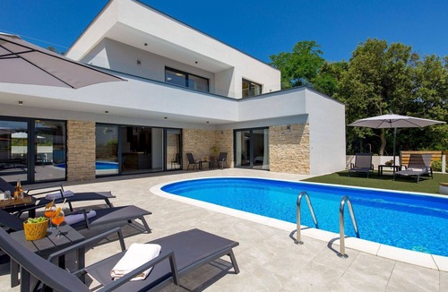 Lopar Villa | Beautiful private villa with hot tub, A/C, private pool, WIFI, TV, patio and pets allowed
