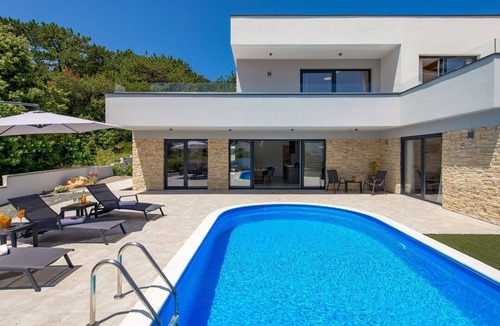 Lopar Villa | Beautiful private villa with hot tub, A/C, private pool, WIFI, TV, patio and pets allowed