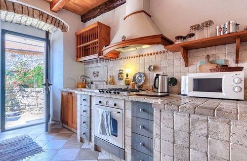 Vardica House | Beautiful villa for 3 guests with WIFI, A/C, terrace and panoramic view