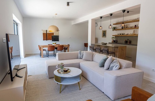 Podglavica House | Beautifull + spacious 6-bedroom house with AC + swimming pool near Rogoznica