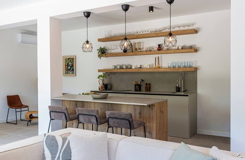 Podglavica House | Beautifull + spacious 6-bedroom house with AC + swimming pool near Rogoznica