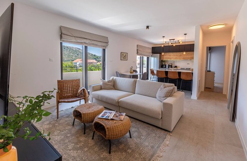 Podglavica House | Beautifull + spacious 6-bedroom house with AC + swimming pool near Rogoznica