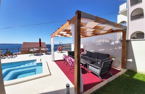 Businci Apartment | Beheiztes Schwimmbad, Familienferienwohnung by Interhome