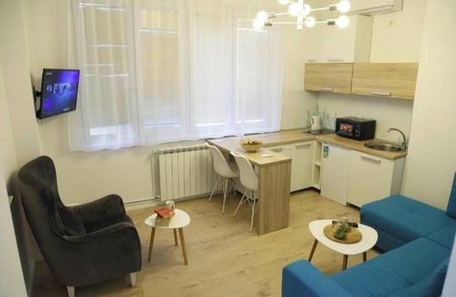 Old Town Apartment | Blue & Rose Cozy | Heart of Sarajevo | Quiet Stay Self Check-in Elevator