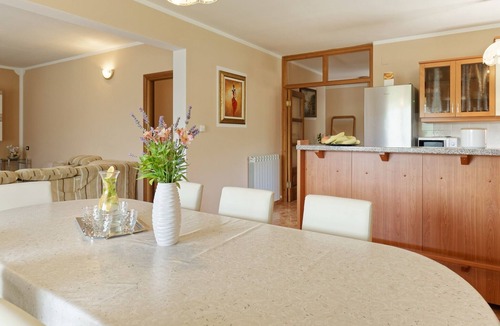 Pagubice House | Brajdice Vacation Home - 5-Bedroom Vacation Home with Pool