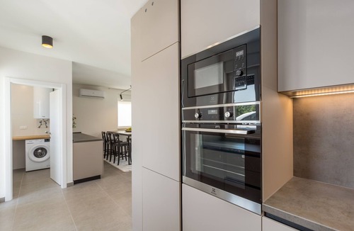 Tar House | Casa Rilassante Nera mit Privatem Pool