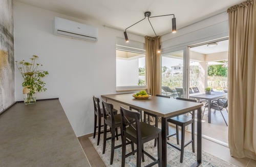 Tar House | Casa Rilassante Nera mit Privatem Pool