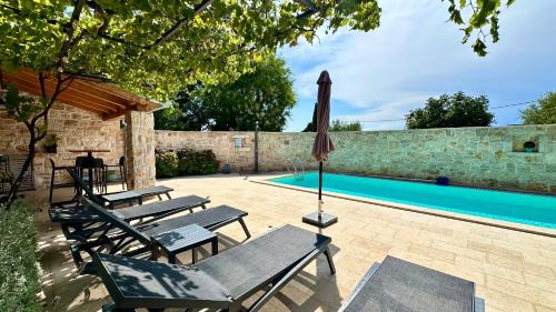 Buici Apartment | Casa Rustica Authentic Istrian Villa with Saltwater Pool