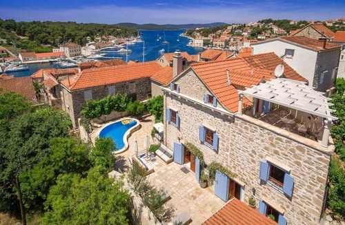 Milna Villa | Charming 3-BR Villa for 7 with pool, near the sea