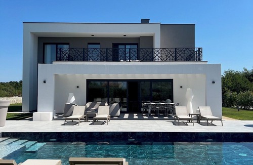 Butkovici Villa | Charming 4-bedroom villa with AC and WiFi in Butkovići
