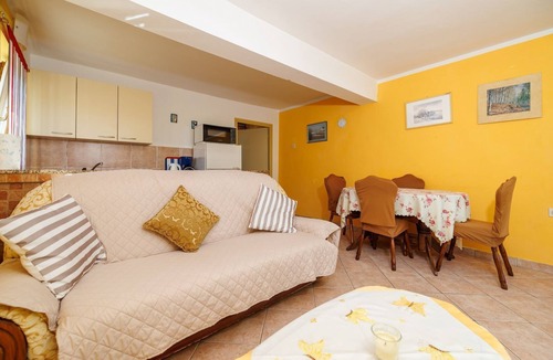 Jadranovo Apartment | Charming apartment just 250 metres from the beach with private parking, barbecue and WiFi