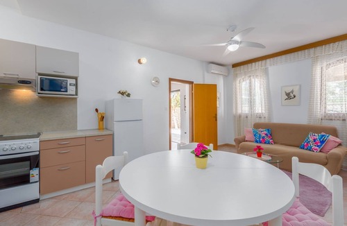 Mali Maj Apartment | Charming flat just 400 metres from the beach with large pool, private terrace, barbecue, sun loungers