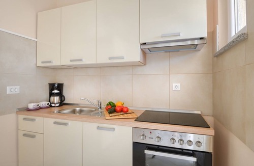 Mali Maj Apartment | Charming flat just 800 metres from the beach with pool, barbecue area, washing machine