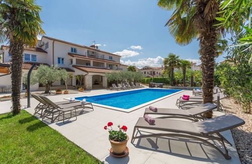 Mali Maj Apartment | Charming flat just 800 metres from the beach with pool, barbecue area, washing machine