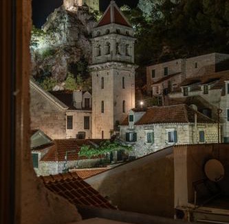 Omis Apartment | Charming stone apartment with jacuzzi in center of Omiš