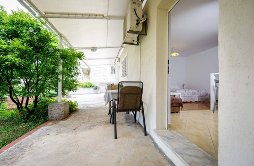 Gornji Kono Apartment | Charming studio with garden terrace