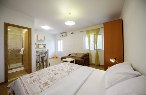 Gornji Kono Apartment | Charming studio with garden terrace