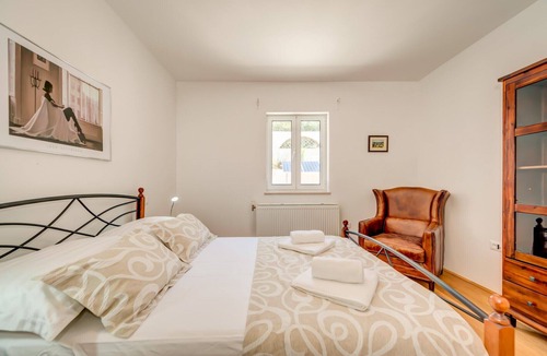 Milna (Brac) Villa | Charming Villa 20m from the Beach, Pool, 6 bedrooms, Garden, Free WiFi & Parking