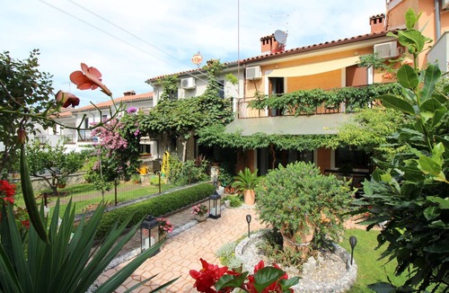 Brulo House | Close to the beach, garden with jacuzzi, barbecue and loungers