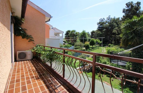 Brulo House | Close to the beach, garden with jacuzzi, barbecue and loungers