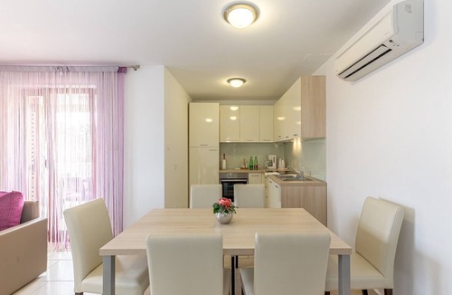 Vantacici Apartment | Comfortable Apartment Mike 5 with balcony