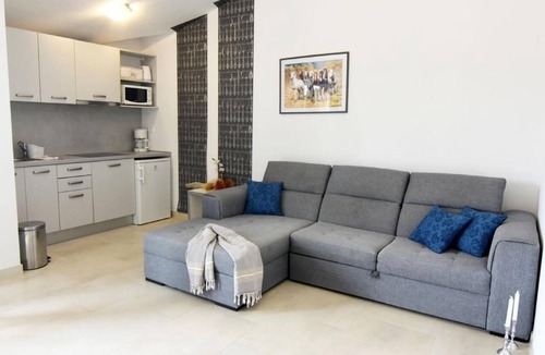 Tar Apartment | Comfortable holiday flat NOA 2 Tar with pool access