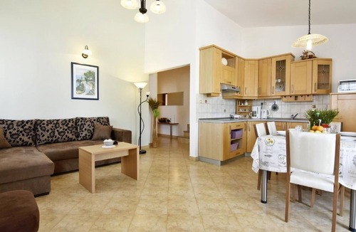 Tar Apartment | Comfortable Noemi 3 holiday flat with pool access