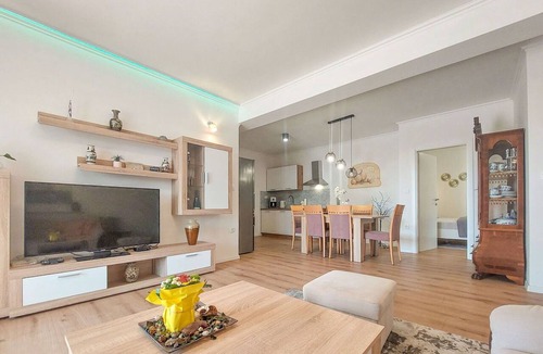 Viskovo Apartment | Cosy apartment for 2 guests with WIFI, A/C, pool, TV and terrace