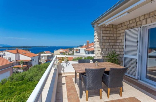 Krizna luka Apartment | Cosy apartment for 3 people with A/C, WIFI, TV, terrace and pets allowed