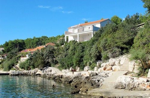 Vrbanj Apartment | Cosy apartment for 4 guests with WIFI, TV, balcony and pets allowed