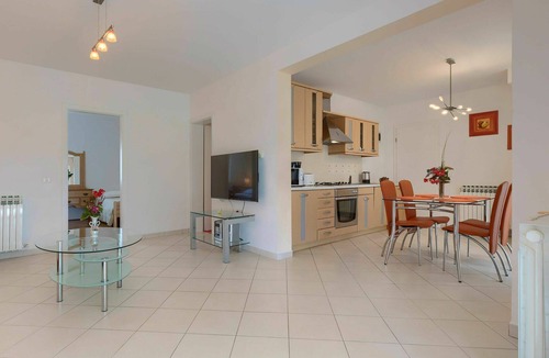 Modrusani Apartment | Cosy apartment for 4 guests with WIFI, A/C, pool, TV and terrace
