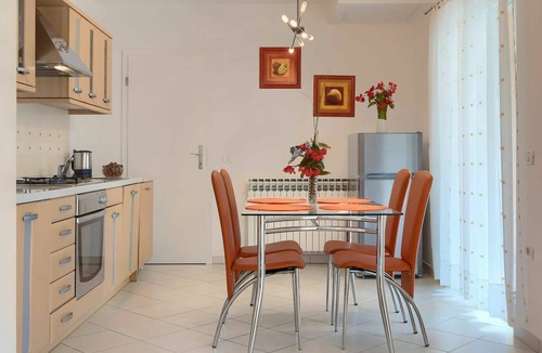 Modrusani Apartment | Cosy apartment for 4 guests with WIFI, A/C, pool, TV and terrace