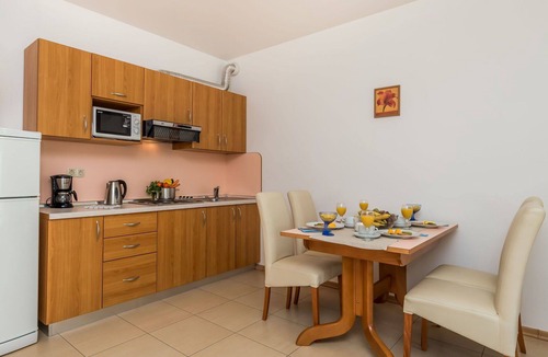 Rab Town Apartment | Cosy apartment for 4 guests with A/C, pool, WIFI, TV and patio