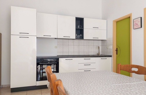 Batomalj Apartment | Cosy apartment for 4 guests with A/C, WIFI, TV, patio and pets allowed