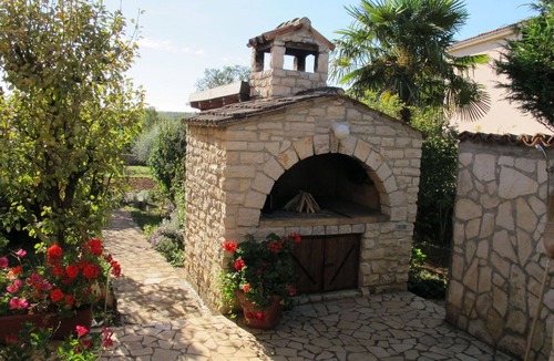 Sveti Lovrec Apartment | Cosy apartment for 4 people with A/C, WIFI, TV, terrace and pets allowed