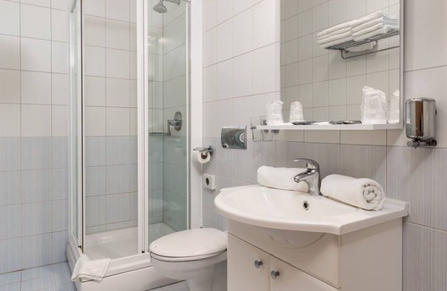 Rab Town Apartment | Cosy apartment for 4 people with pool, A/C, WIFI, TV and patio