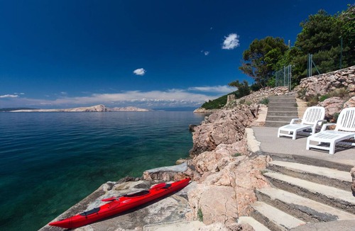 Senj Apartment | Cosy apartment for 4 people with WIFI, A/C, TV, terrace and pets allowed