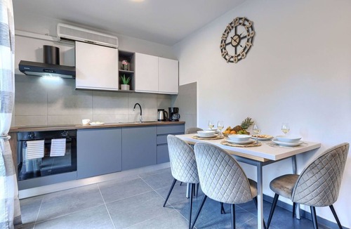 Presika Apartment | Cosy apartment for 5 guests with WIFI, pool, A/C, TV and terrace